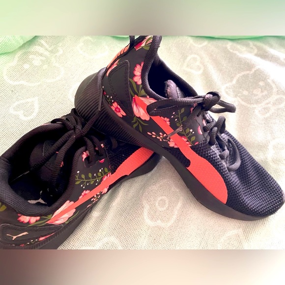 Puma Size 3.5 black shoes - Picture 3 of 3